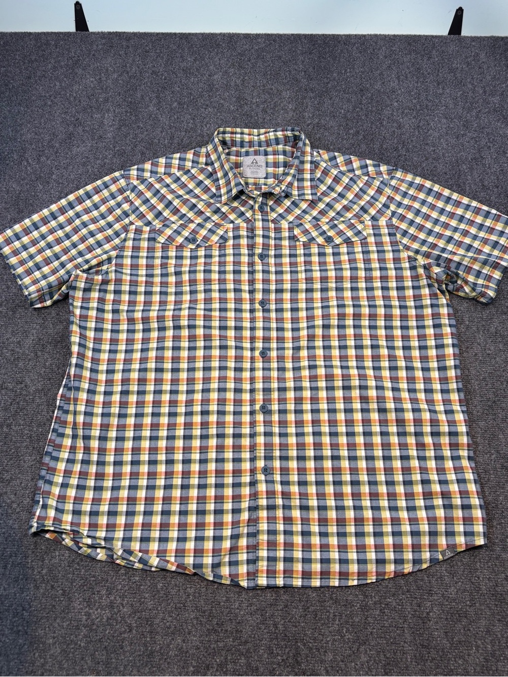 Ascend short sleeve button up mens XL